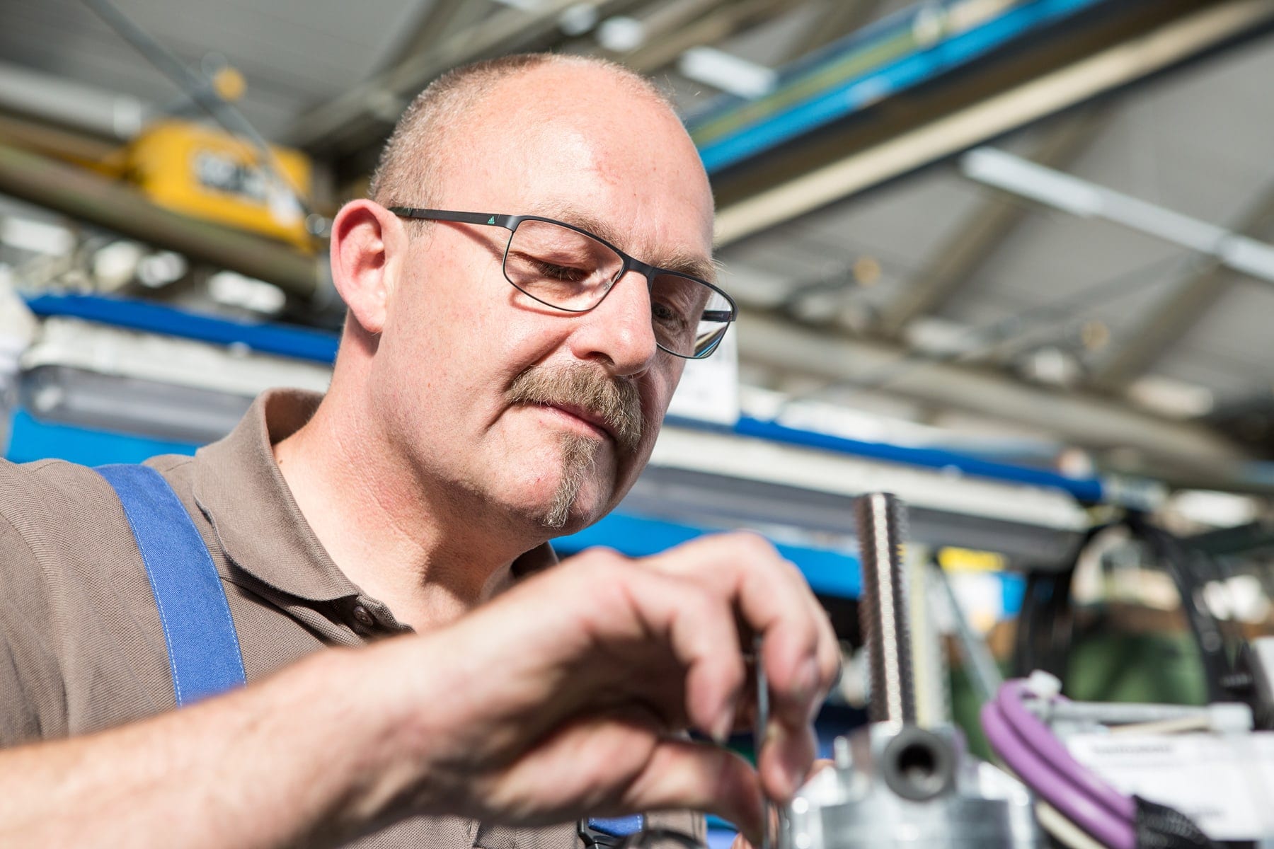 MARTIN Mitarbeiter kalibriert Holzbearbeitungsmaschine